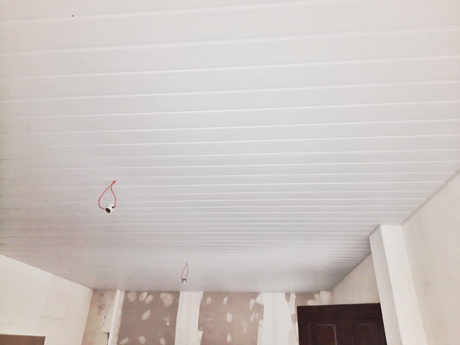 Forro PVC branco e Divisória Drywall com kit porta​ depois 05